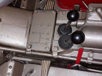 Bild 8:MF 130 Weinbergschlepper Schmalspur