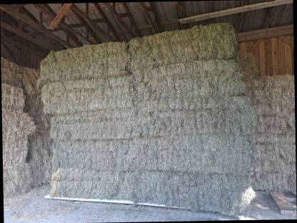 Bild 2:Bio-Heuballen und Bio-Krummetballen