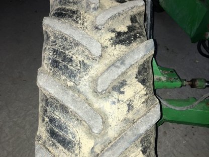 Bild 3:Komplettreifen 520/70R38 und 14.9R24 mit Felgen