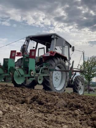 Bild 2:Feldherr Maissetzgerät