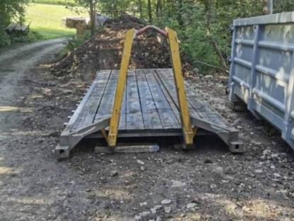 Bild 2:Abrollcontainer Abrollplattform