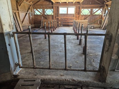 Bild 2:Aufstallung, Fressgitter, Liegeboxen, Tränken, Abtrennungen