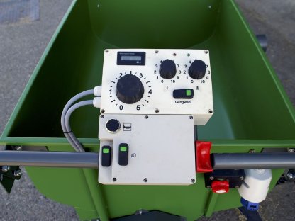 Bild 8:El. angetriebener Futterwagen mit Förderschnecke