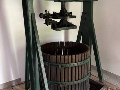 Bild 2:Weinpresse Spindelpresse