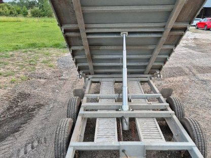 Bild 4:Unsinn Dreiseitenkipper / Maschinentransporter UDK 4220 3,5t