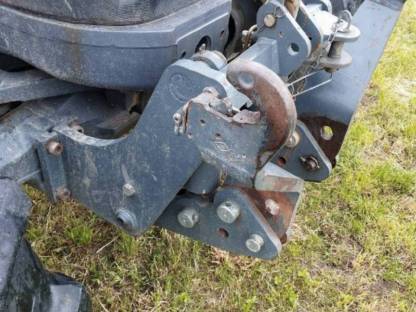 Bild 4:Fronthydraulik New Holland TM