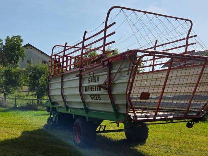 Bild 2:Steyr Hamster 8028 Ladewagen