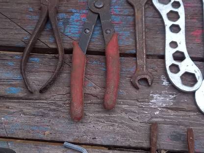 Bild 6:Blechschlüssel und defektes Werkzeug