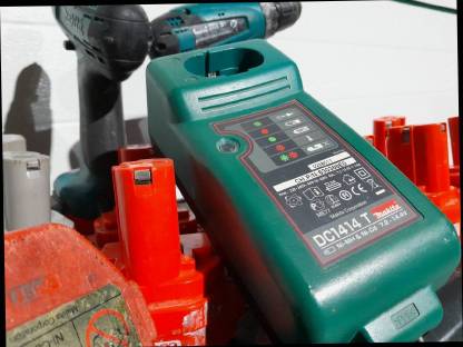 Bild 4:Makita 12 V Akkuschrauber 2x, dazu 13x Akku und Ladegerät