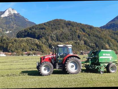 Bild 2:Rundballenpresse McHale F550