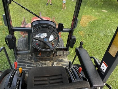 Bild 6:Kubota B2530 mit Frontmähwerk und Schneepflug