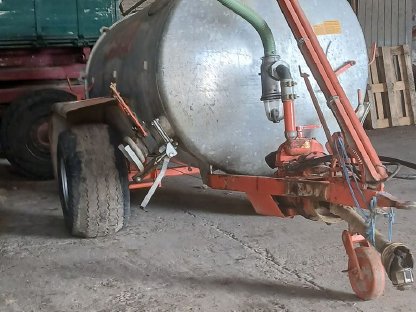 Bild 2:Bauer Güllefass