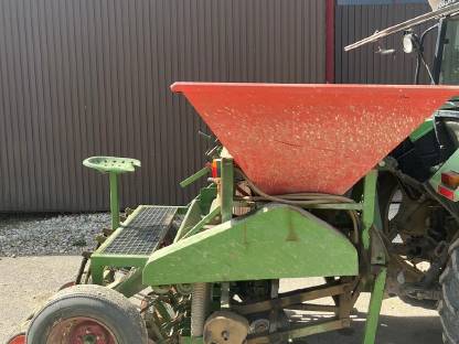 Bild 3:Delta Planter Steckzwiebelpflanzmaschine