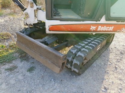 Bild 4:Bobcat 322 Minibagger mit Saris Anhänger