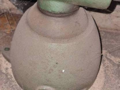 Bild 2:Massiver Schraubstock mit Kugelgelenk, drehbar