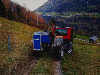 Bild 3:Verschiedenste land- und forstwirtschaftliche Tätigkeiten