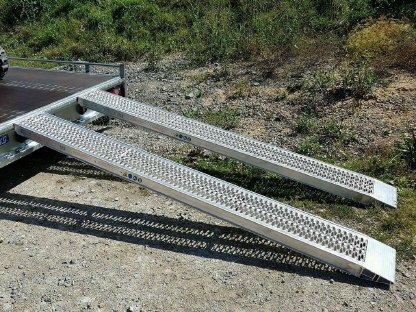 Bild 7:Bobcat 322 Minibagger mit Saris Anhänger