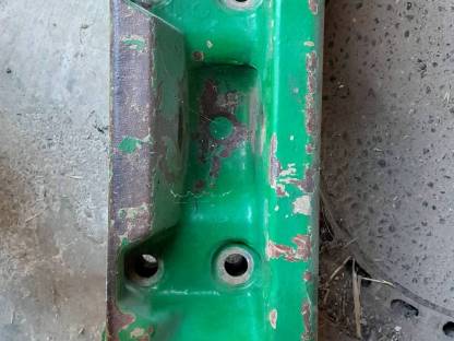 Bild 2:Grillschutz und Gewichtsträger für John Deere 6000er Serie