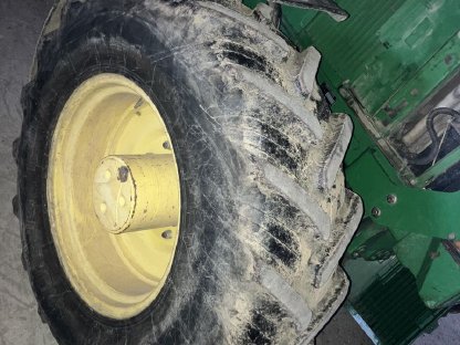 Bild 2:Komplettreifen 520/70R38 und 14.9R24 mit Felgen