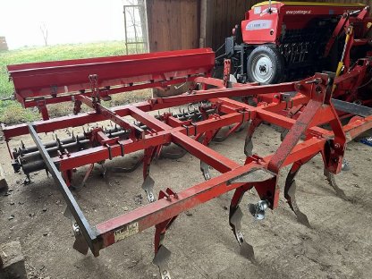 Bild 4:Pöttinger Synkro 300, mit und ohne Flügelschare