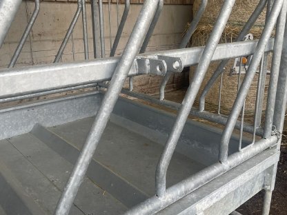 Bild 2:Patura Profi-Viereckraufe mit Schrägfressgittern