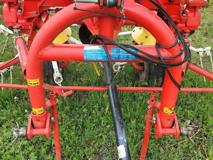 Bild 2:Pöttinger Kreiselheuer EuroHIT 91NZ