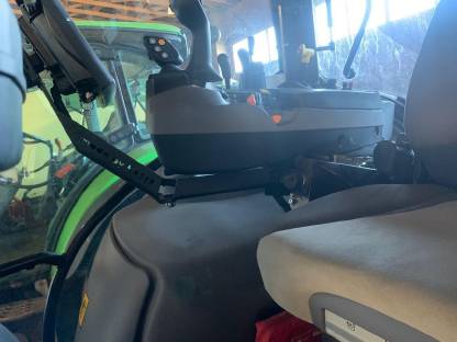 Bild 5:Steyr Expert CVT Monitorhalterung