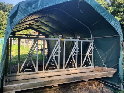 Bild 4:Kälberfressstand mit Verbau