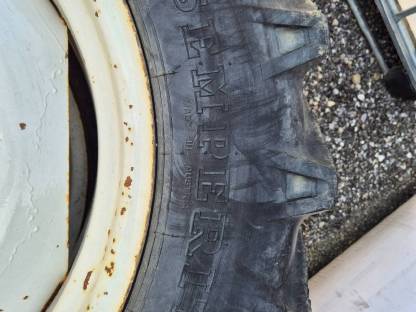 Bild 3:Traktor Kompletträder 12.4/11-28 A