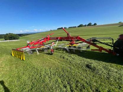 Bild 3:Seitenschwader Pöttinger Top 812 im Neuzustand