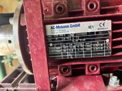 Bild 2:Diverse Kellereigeräte und Tanks