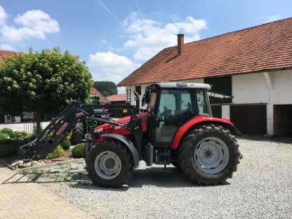 Massey Ferguson 5410 mit Stoll Frontlader