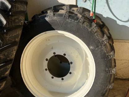 Bild 2:Pflegebereifung BKT Agri Max