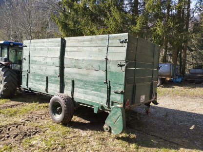 Bild 3:Anhänger mit hohen Wänden