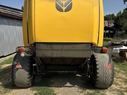 Bild 3:Rundballenpresse New Holland Roll Belt 150