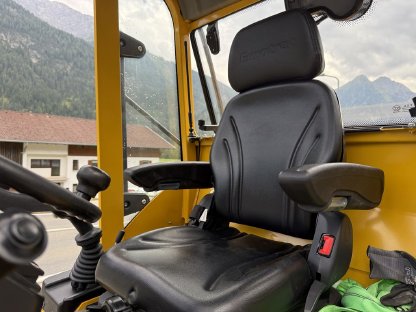Bild 4:Eurotrac W12 CMF mit Kabine und Euroaufnahme