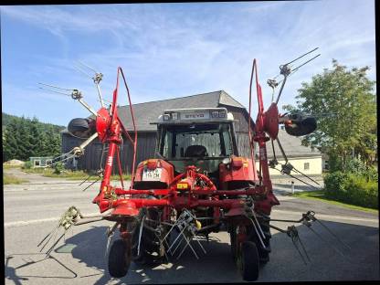 Bild 4:Pöttinger Kreiselheuer 54N