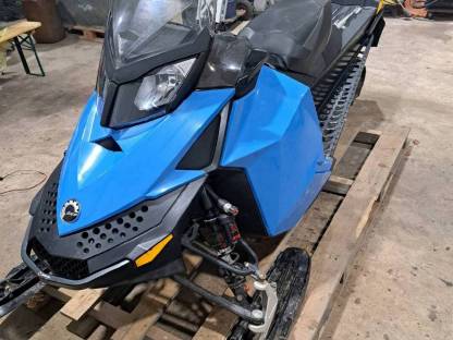 Bild 6:Skidoo Schneemobil Schlitten Bombardier Summit 800