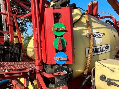 Bild 4:Hardi Feldspritze CM 2 – 27 m Gestänge