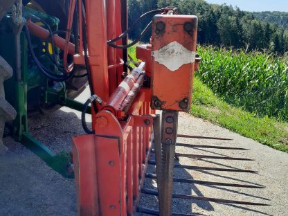 Bild 4:Kuhn Siloblockschneider Typ B1201 E