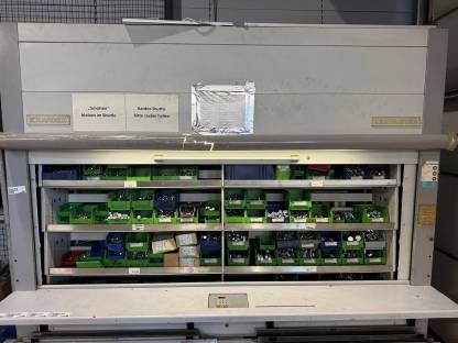 Bild 2:Kardex Regal mit neuen Schrauben