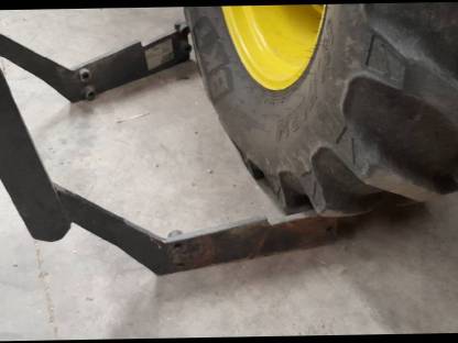 Bild 4:Grillschutz und Gewichtsträger für John Deere 6000er Serie
