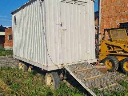 Bild 2:Bauwagen / Container