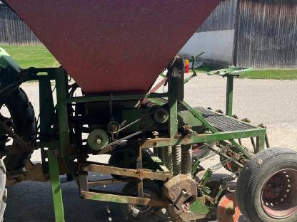 Bild 2:Delta Planter Steckzwiebelpflanzmaschine