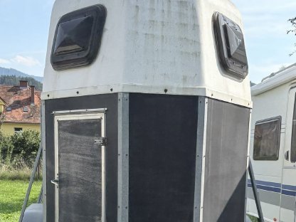 Bild 2:Pferdeanhänger