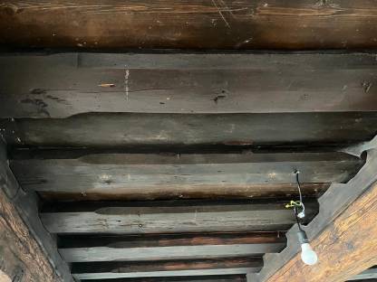 Bild 2:Holzdecke aus dem 15. Jahrhundert, 6,5x5m (ca. 35m²)