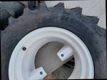 Bild 3:Zwillingsreifen BKT Agrimax 7.50 R18