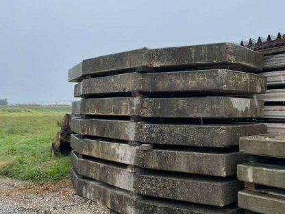 Bild 9:Baukran Potain mit Transportachsen, Turmdrehkran, Hochkran, Modell 350A