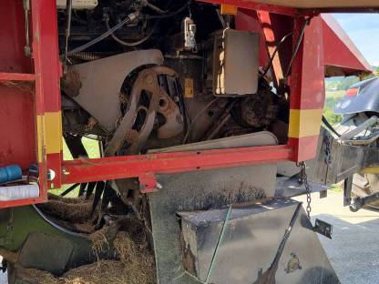 Bild 9:Quaderballenpresse New Holland D1010