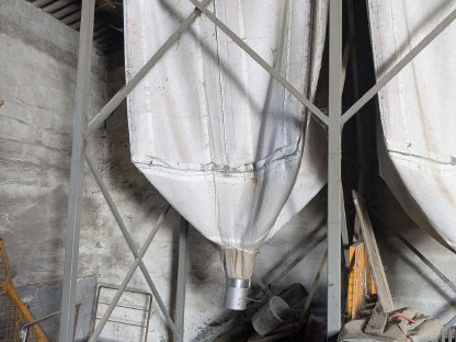 Bild 3:Div. Futterlagerbehälter und Silos